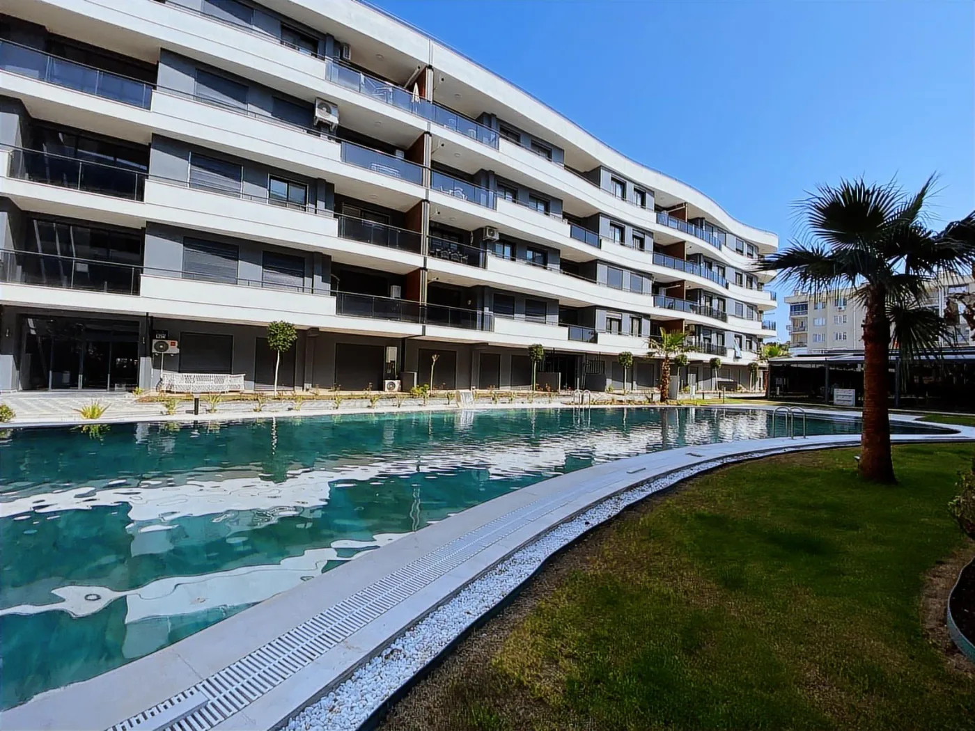 KUŞADASI MERKEZDE D.GAZLI YENİ SİTEDE SATILIK 2+1 DAİRE
