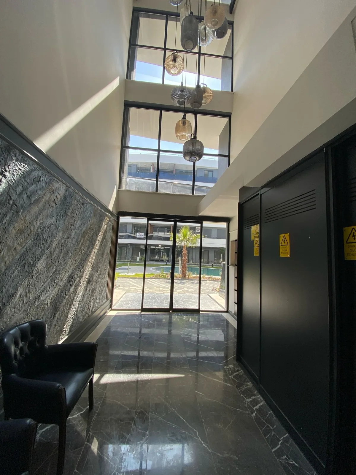 KUŞADASI MERKEZDE D.GAZLI YENİ SİTEDE SATILIK 2+1 DAİRE