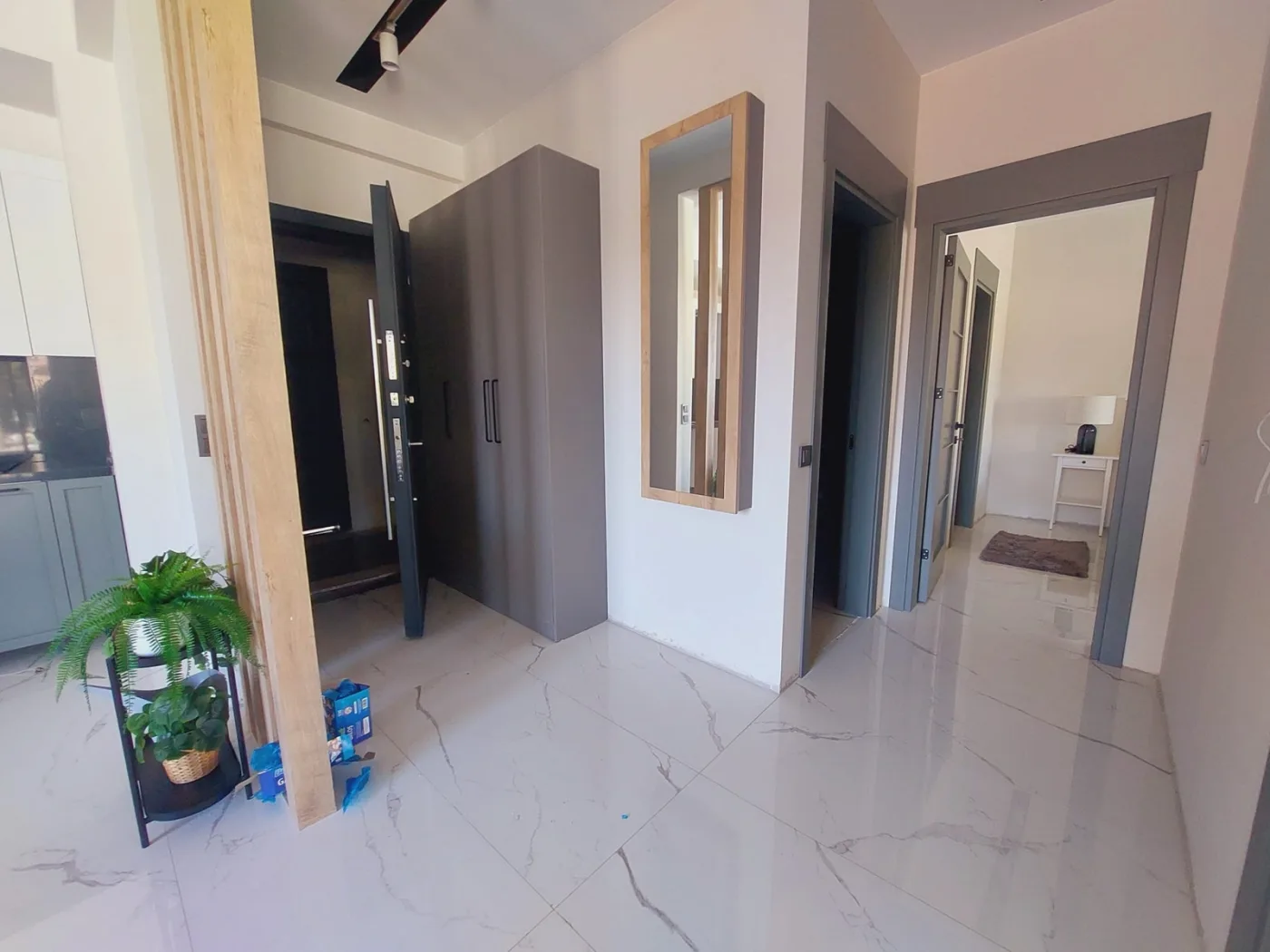 KUŞADASI MERKEZDE D.GAZLI YENİ SİTEDE SATILIK 2+1 DAİRE