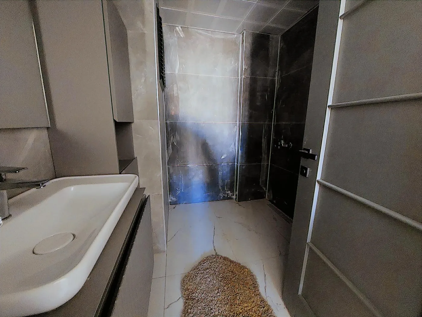 KUŞADASI MERKEZDE D.GAZLI YENİ SİTEDE SATILIK 2+1 DAİRE