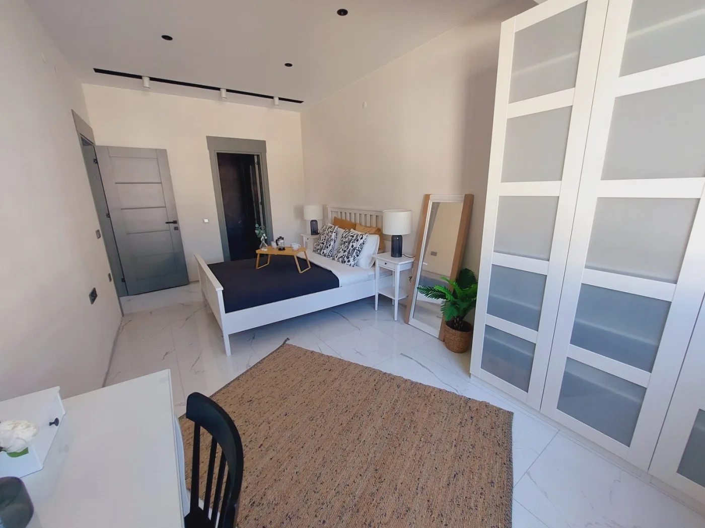 KUŞADASI MERKEZDE D.GAZLI YENİ SİTEDE SATILIK 2+1 DAİRE