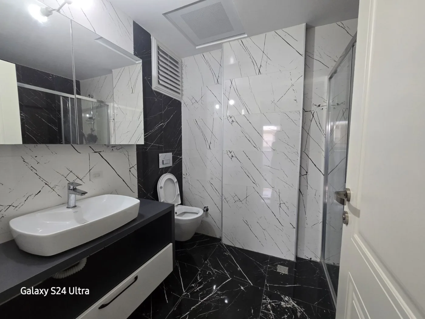 KUŞADASINDA SİTE İÇİNDE HAVUZLU KAPALI MUTFAK SATILIK 3+1DAİRE