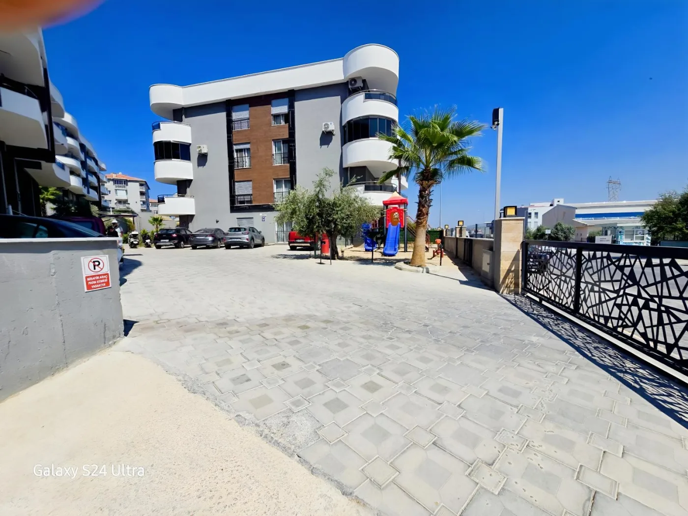 KUŞADASINDA SİTE İÇİNDE HAVUZLU KAPALI MUTFAK SATILIK 3+1DAİRE