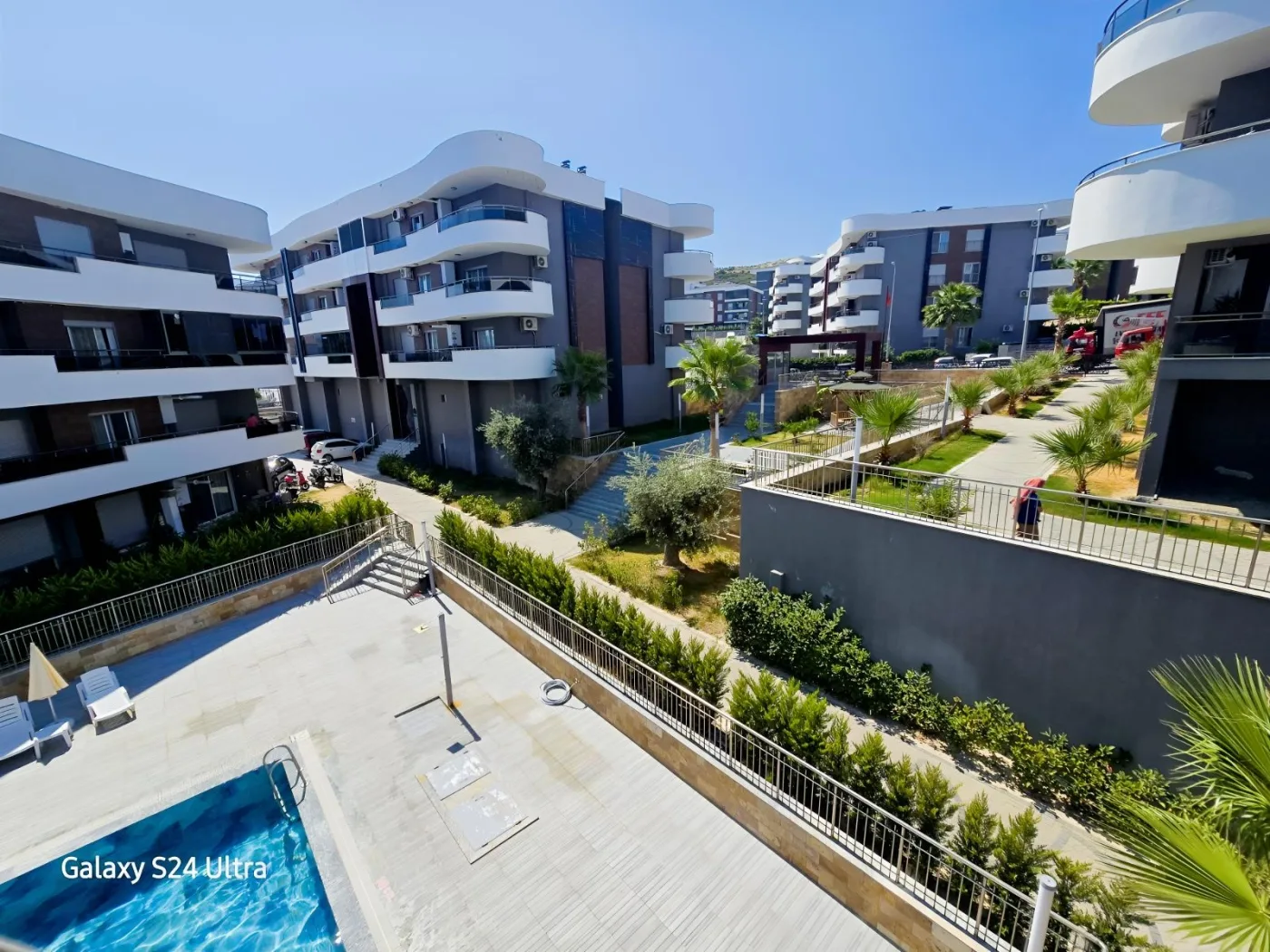 KUŞADASINDA SİTE İÇİNDE HAVUZLU KAPALI MUTFAK SATILIK 3+1DAİRE