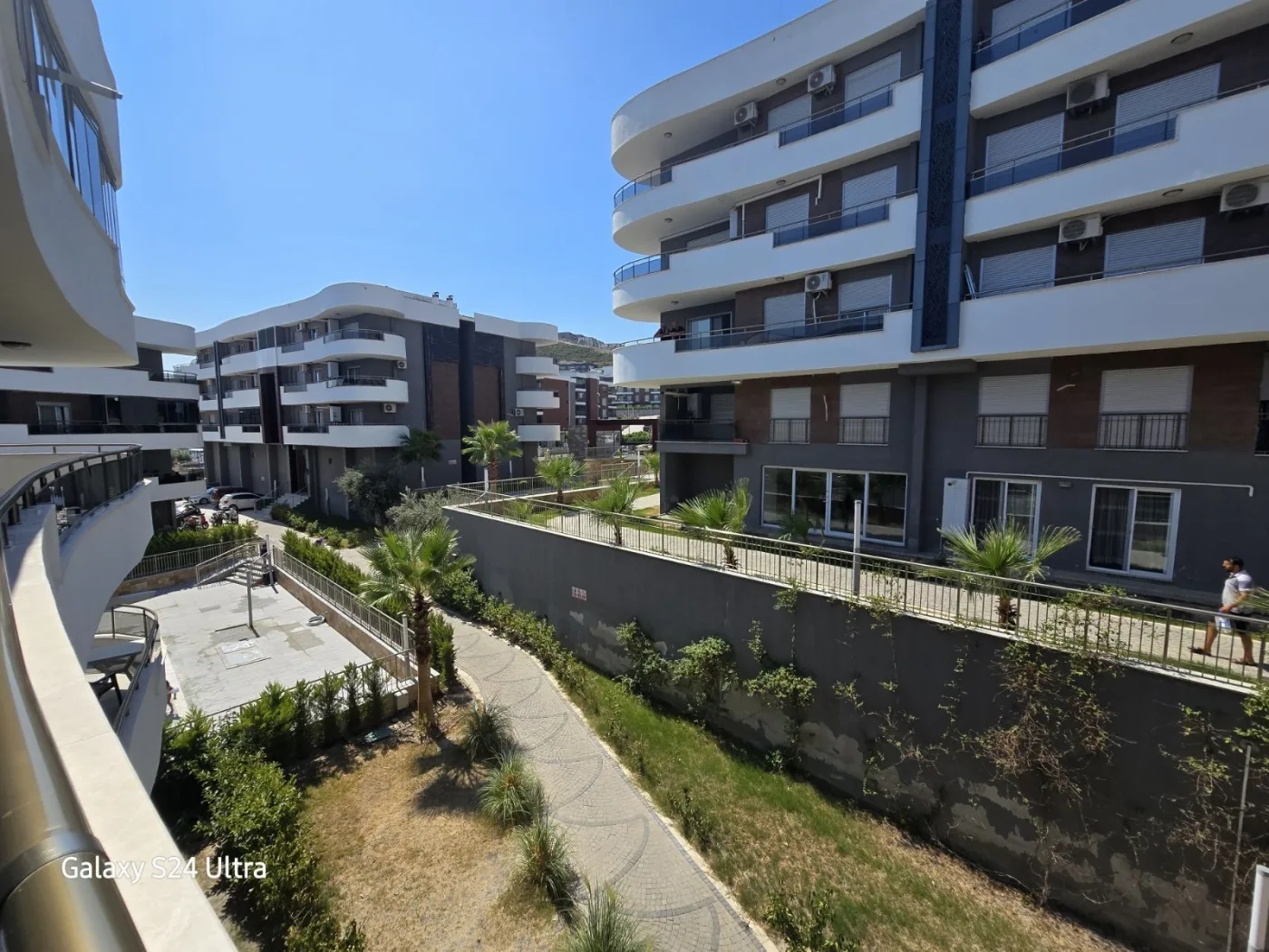 KUŞADASINDA SİTE İÇİNDE HAVUZLU KAPALI MUTFAK SATILIK 3+1DAİRE