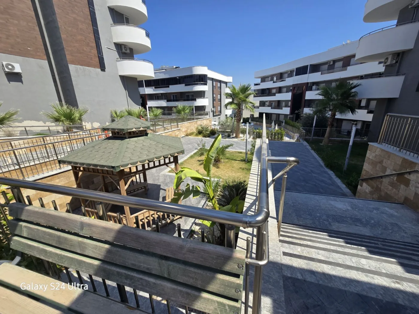 KUŞADASINDA SİTE İÇİNDE HAVUZLU KAPALI MUTFAK SATILIK 3+1DAİRE