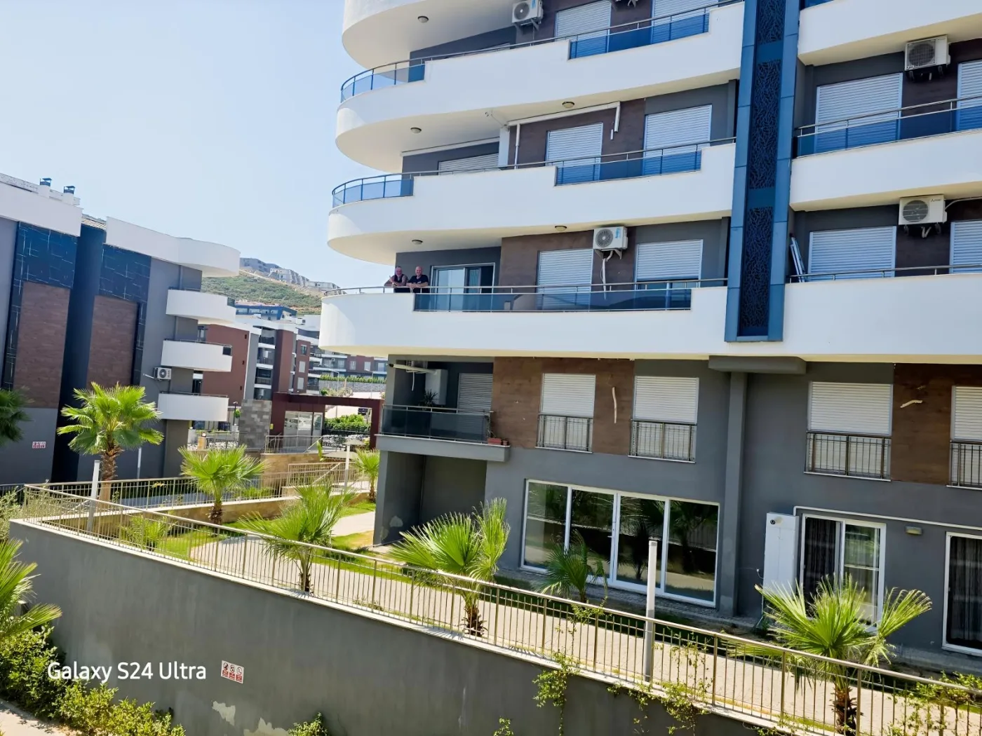 KUŞADASINDA SİTE İÇİNDE HAVUZLU KAPALI MUTFAK SATILIK 3+1DAİRE