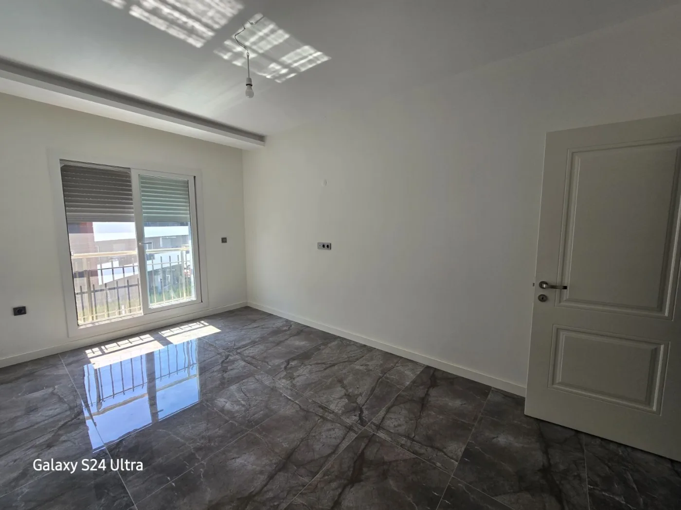 KUŞADASINDA SİTE İÇİNDE HAVUZLU KAPALI MUTFAK SATILIK 3+1DAİRE