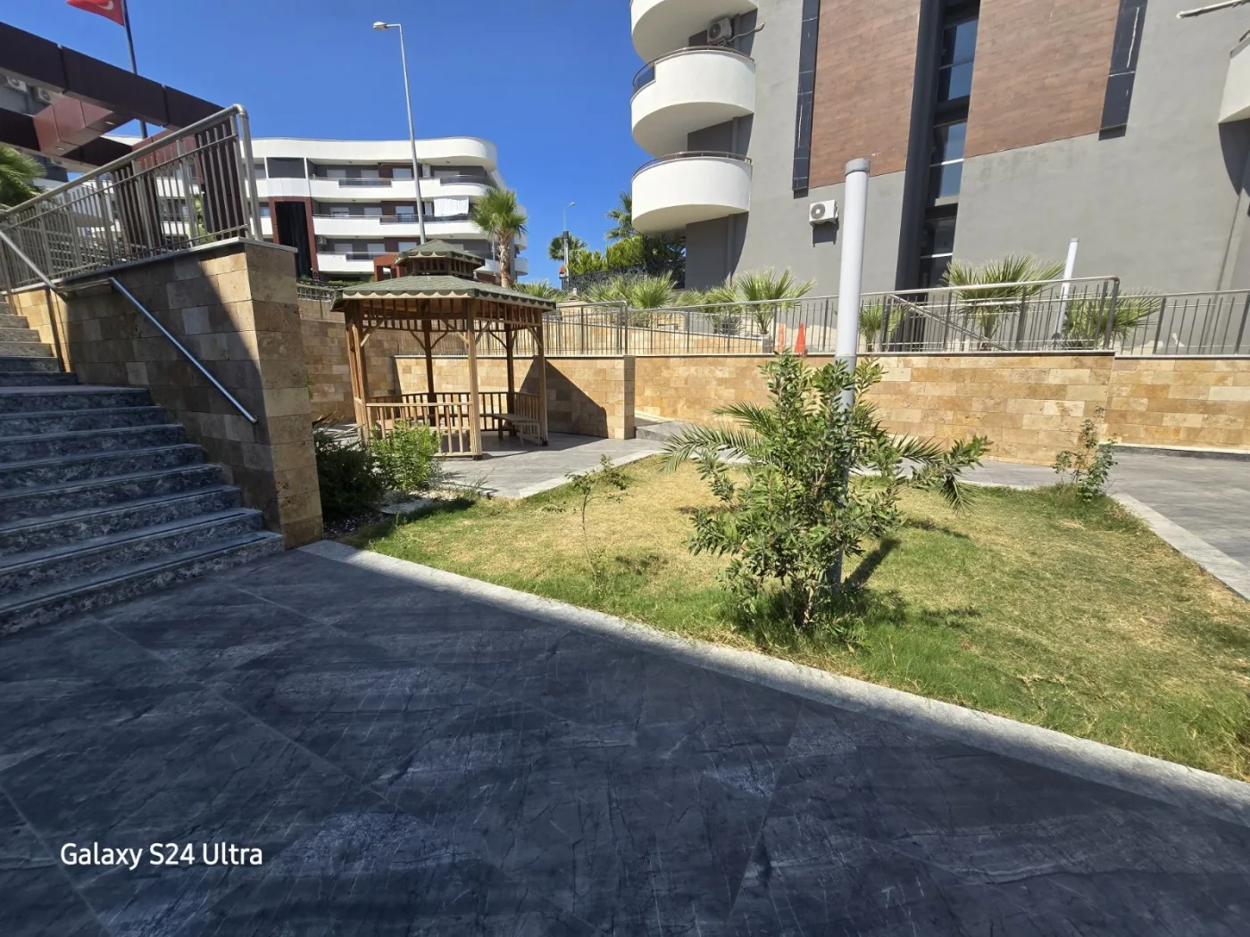 KUŞADASINDA SİTE İÇİNDE HAVUZLU KAPALI MUTFAK SATILIK 3+1DAİRE