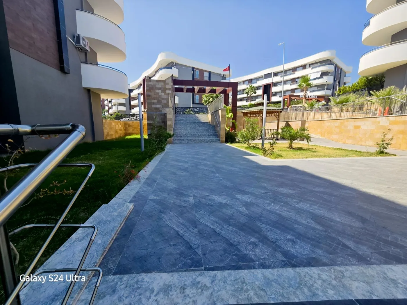 KUŞADASINDA SİTE İÇİNDE HAVUZLU KAPALI MUTFAK SATILIK 3+1DAİRE