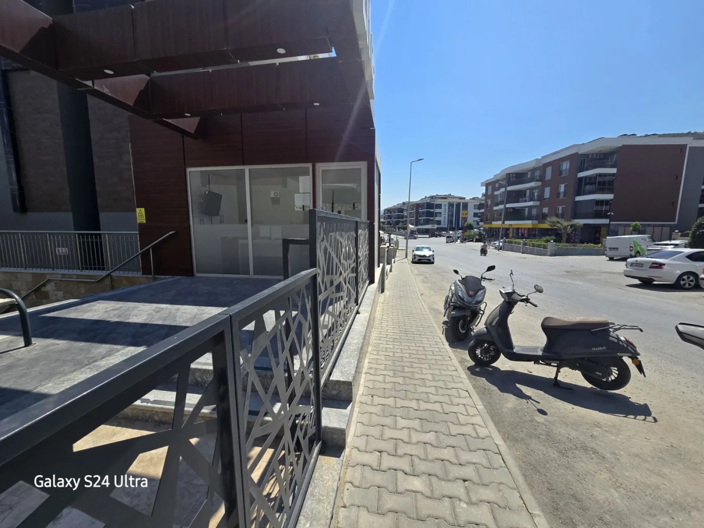 KUŞADASINDA SİTE İÇİNDE HAVUZLU KAPALI MUTFAK SATILIK 3+1DAİRE