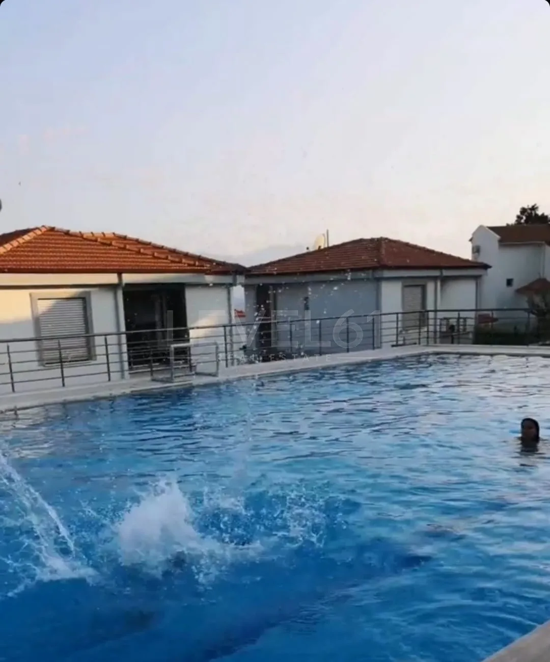 KUŞADASINDA SİTE İÇİNDE HAVUZLU SİTEDE 3+1 KİRALIK VİLLA