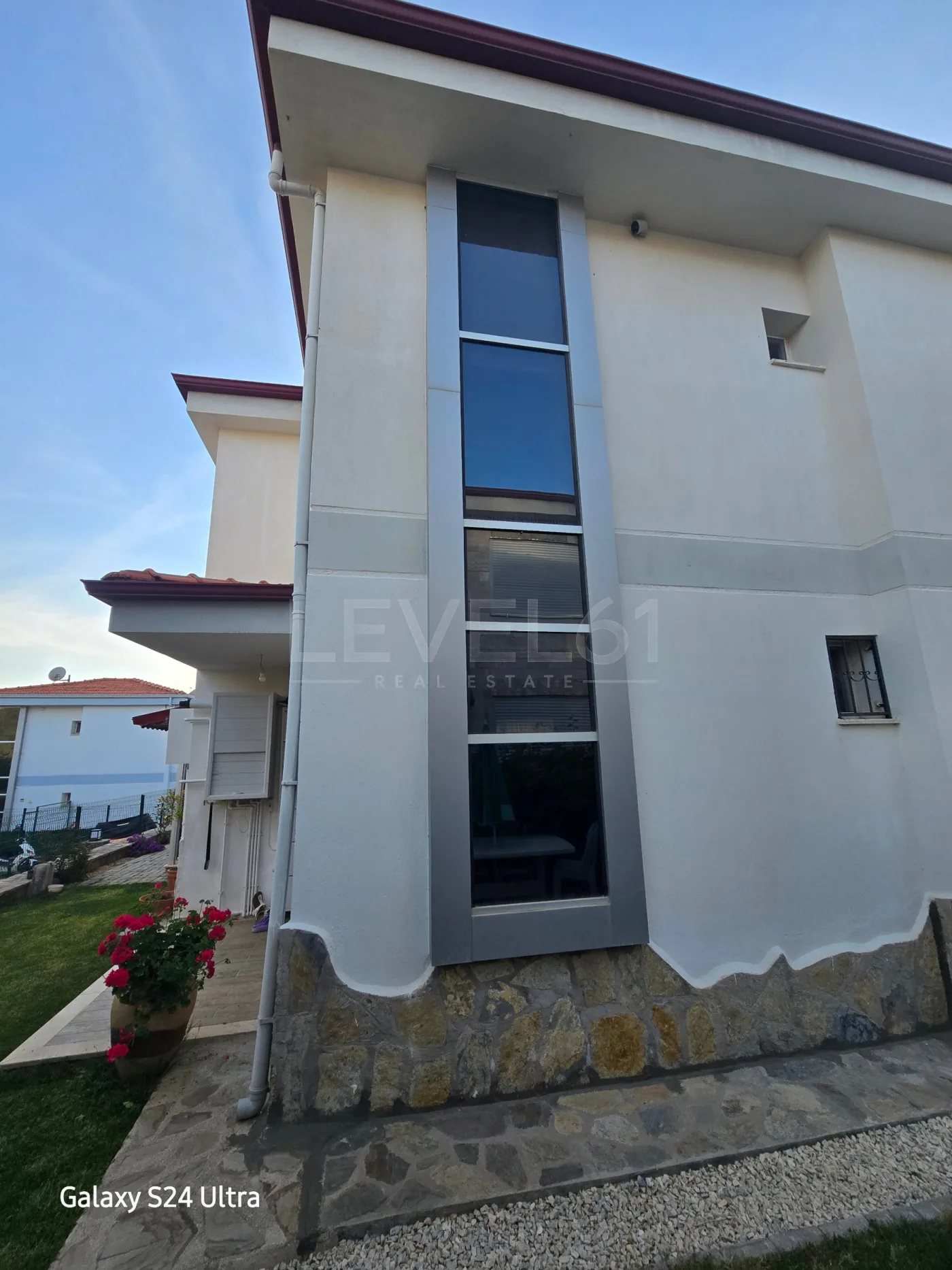 KUŞADASINDA SİTE İÇİNDE HAVUZLU SİTEDE 3+1 KİRALIK VİLLA