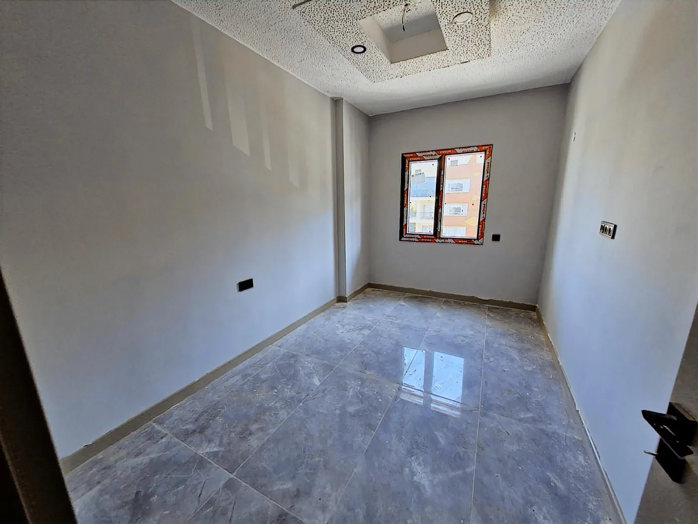61'den Yetkili Kuşadası Ege Mahallesinde Satılık 2+1 Daire