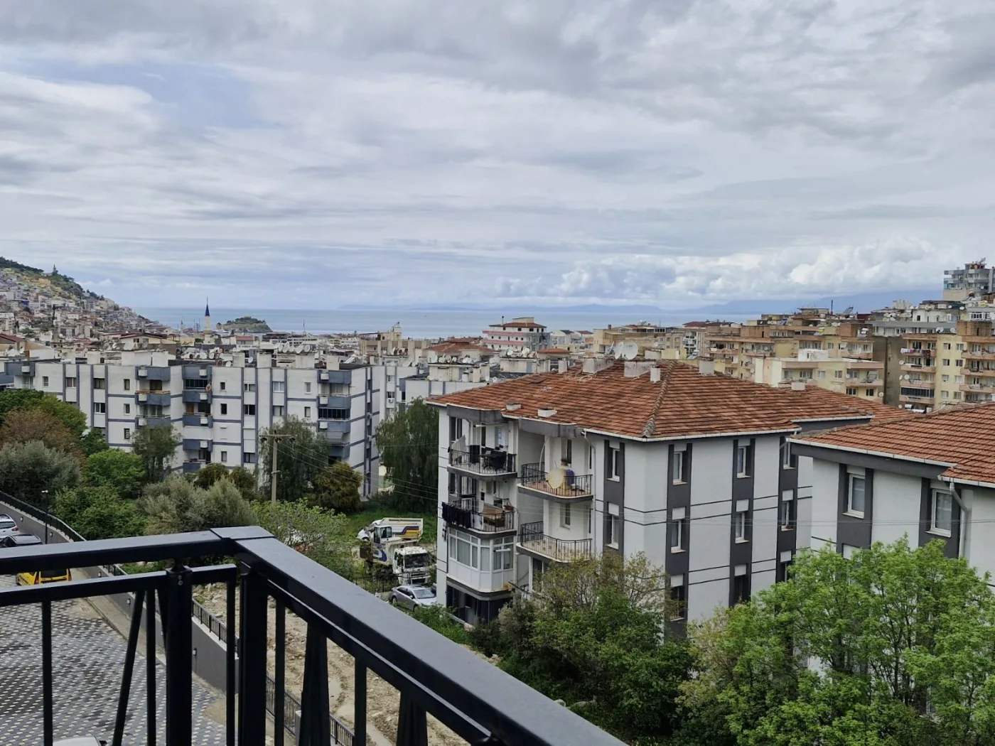 61'den Yetkili Kuşadası Ege Mahallesinde Satılık 2+1 Daire