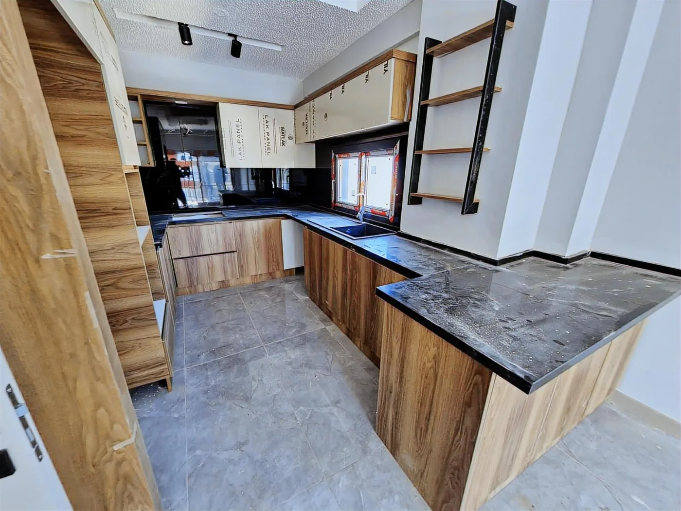 61'den Yetkili Kuşadası Ege Mahallesinde Satılık 2+1 Daire