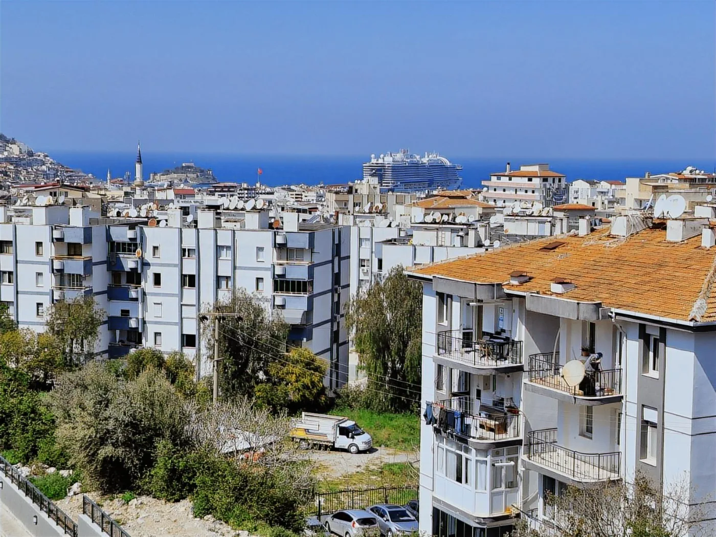 61'den Yetkili Kuşadası Ege Mahallesinde Satılık 2+1 Daire