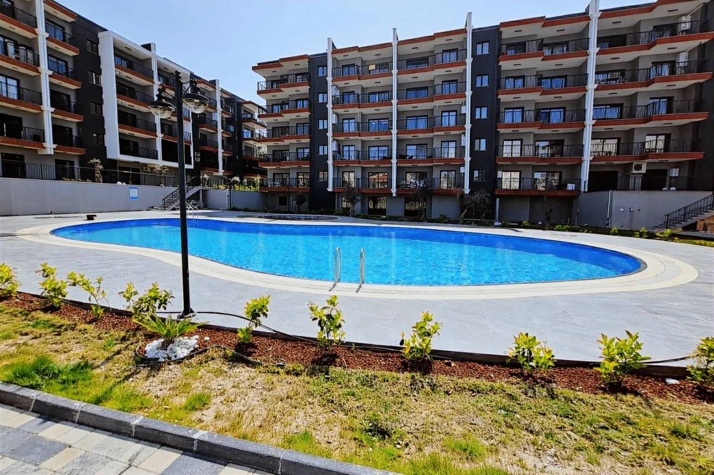 61'den Yetkili Kuşadası Ege Mahallesinde Satılık 2+1 Daire