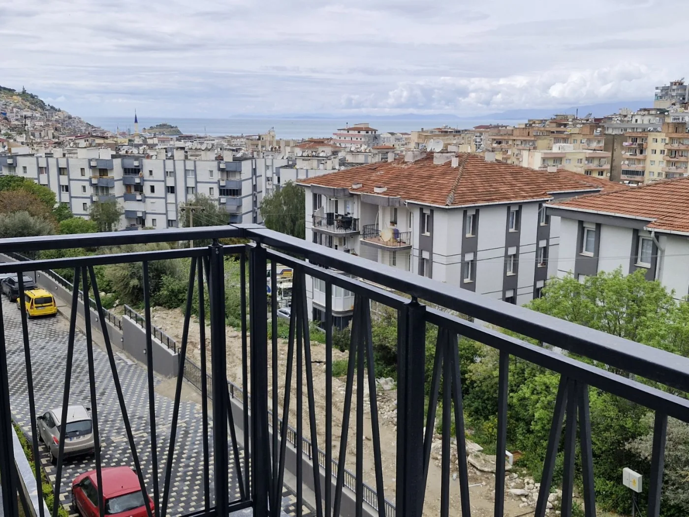 61'den Yetkili Kuşadası Ege Mahallesinde Satılık 2+1 Daire