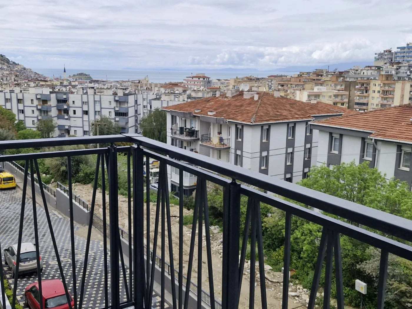 61'den Yetkili Kuşadası Ege Mahallesinde Satılık 2+1 Daire