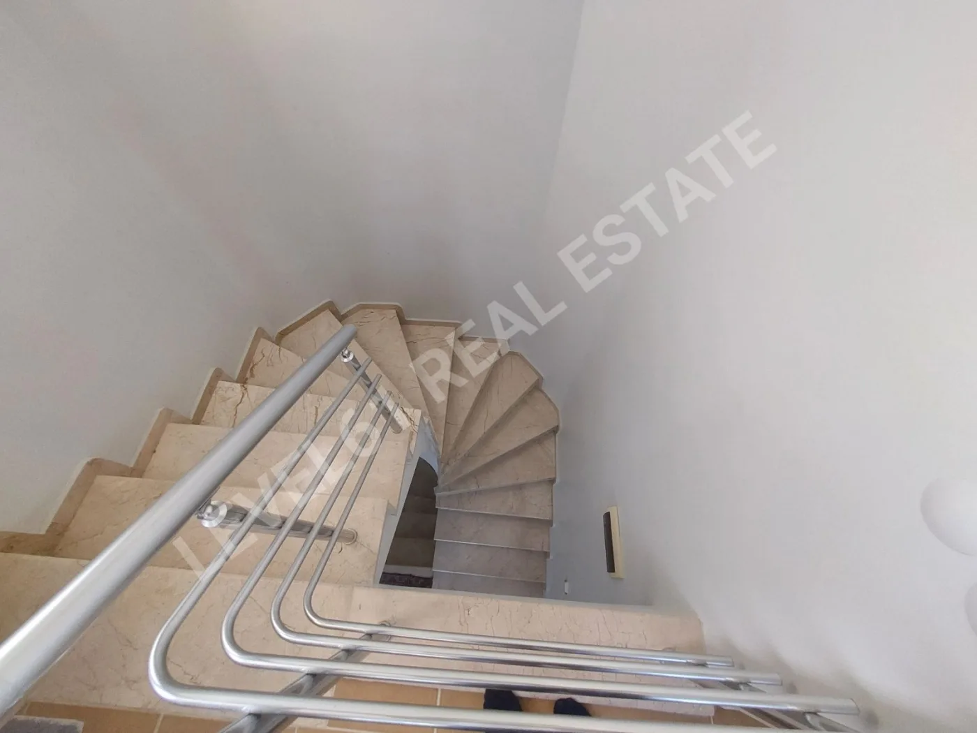 Kuşadası Kadınlar Denizinde 4+1 Satılık Masrafsız Villa