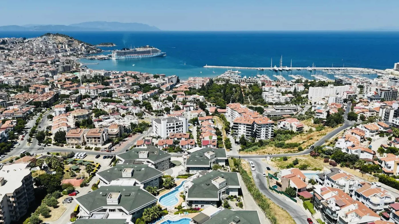 kuşadasında marinaya yakın deniz manzaralı havuzlu sitede villa
