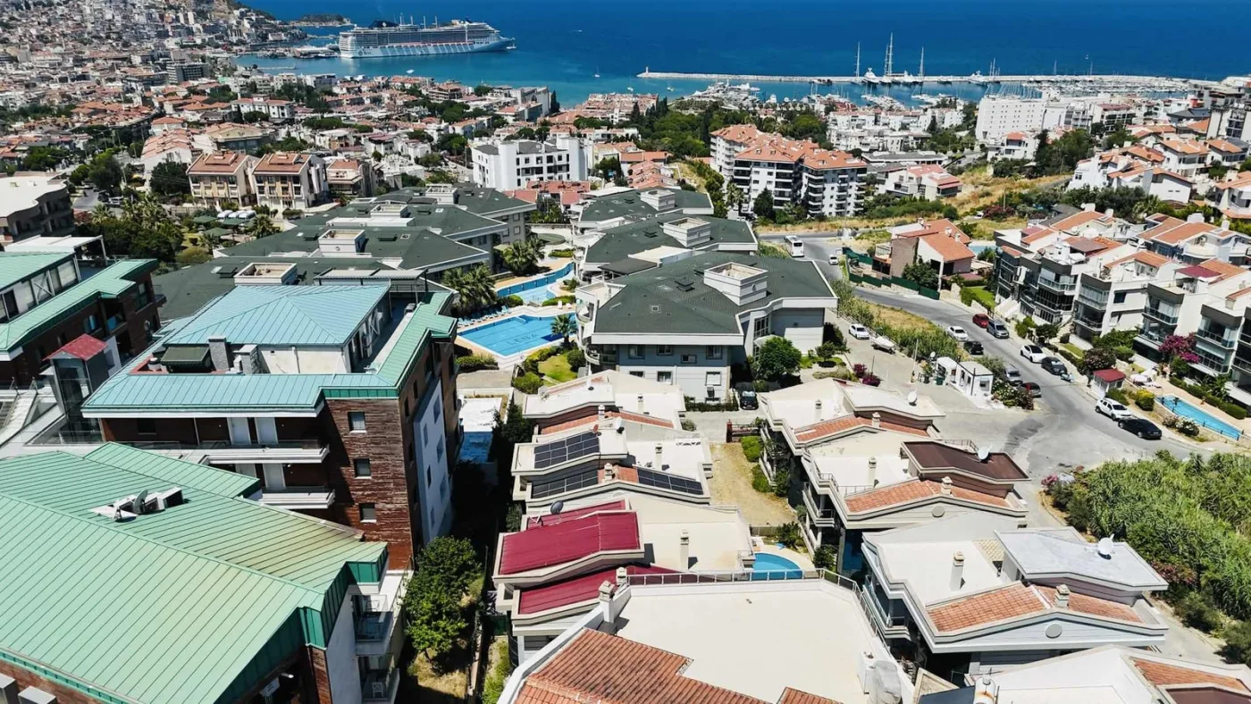 kuşadasında marinaya yakın deniz manzaralı havuzlu sitede villa