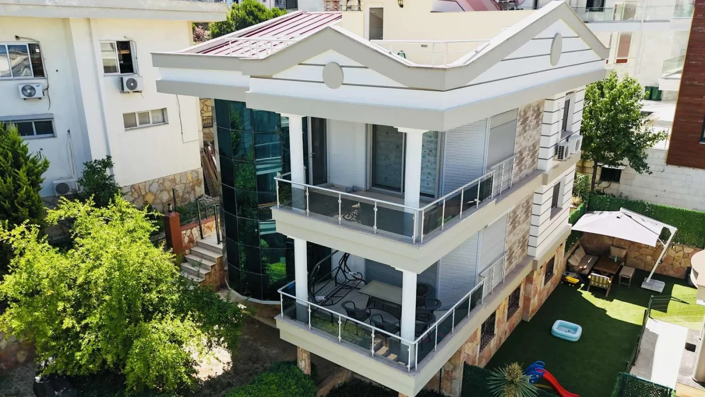 kuşadasında marinaya yakın deniz manzaralı havuzlu sitede villa
