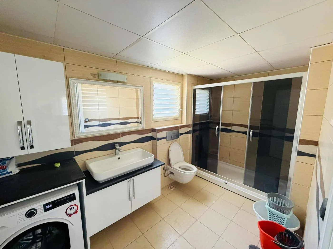 kuşadasında marinaya yakın deniz manzaralı havuzlu sitede villa