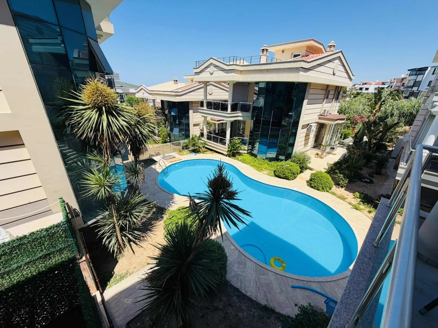 kuşadasında marinaya yakın deniz manzaralı havuzlu sitede villa