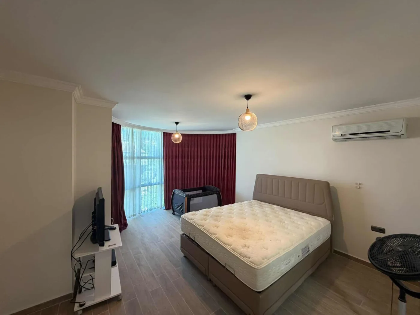 kuşadasında marinaya yakın deniz manzaralı havuzlu sitede villa