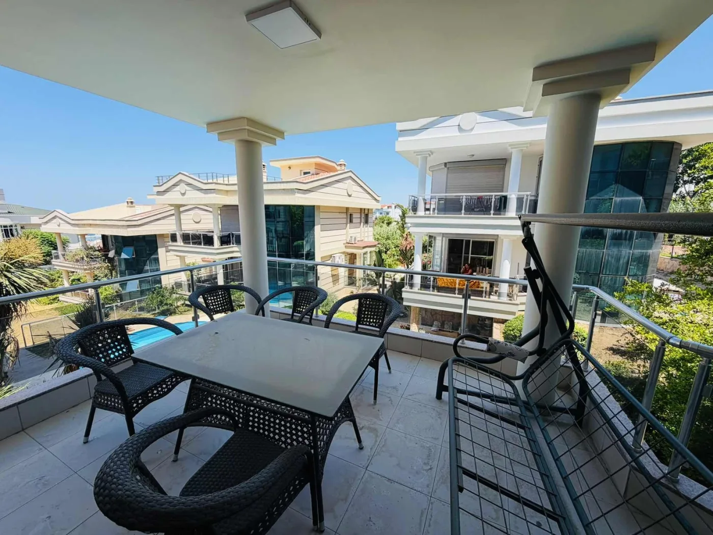 kuşadasında marinaya yakın deniz manzaralı havuzlu sitede villa