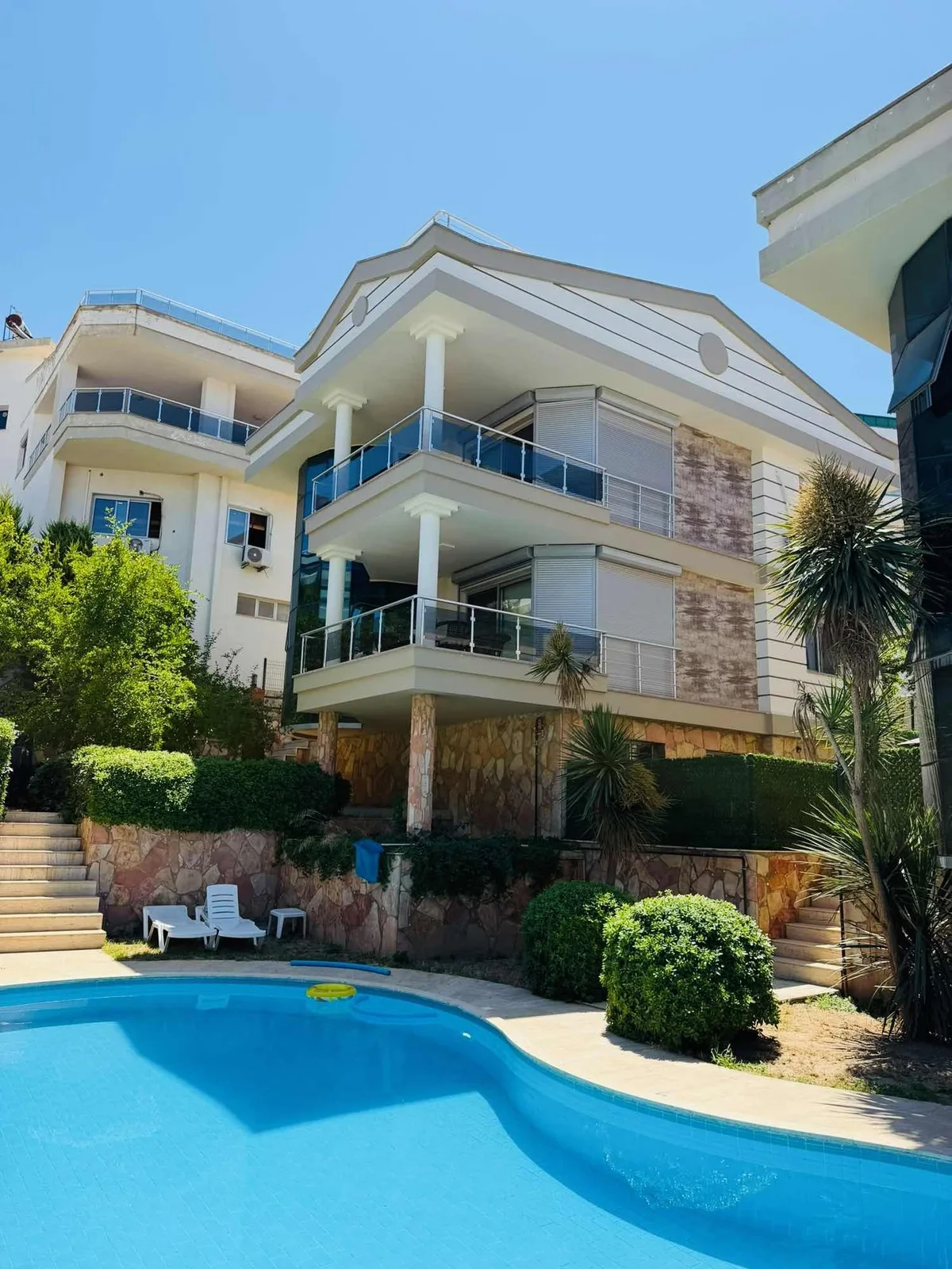 kuşadasında marinaya yakın deniz manzaralı havuzlu sitede villa
