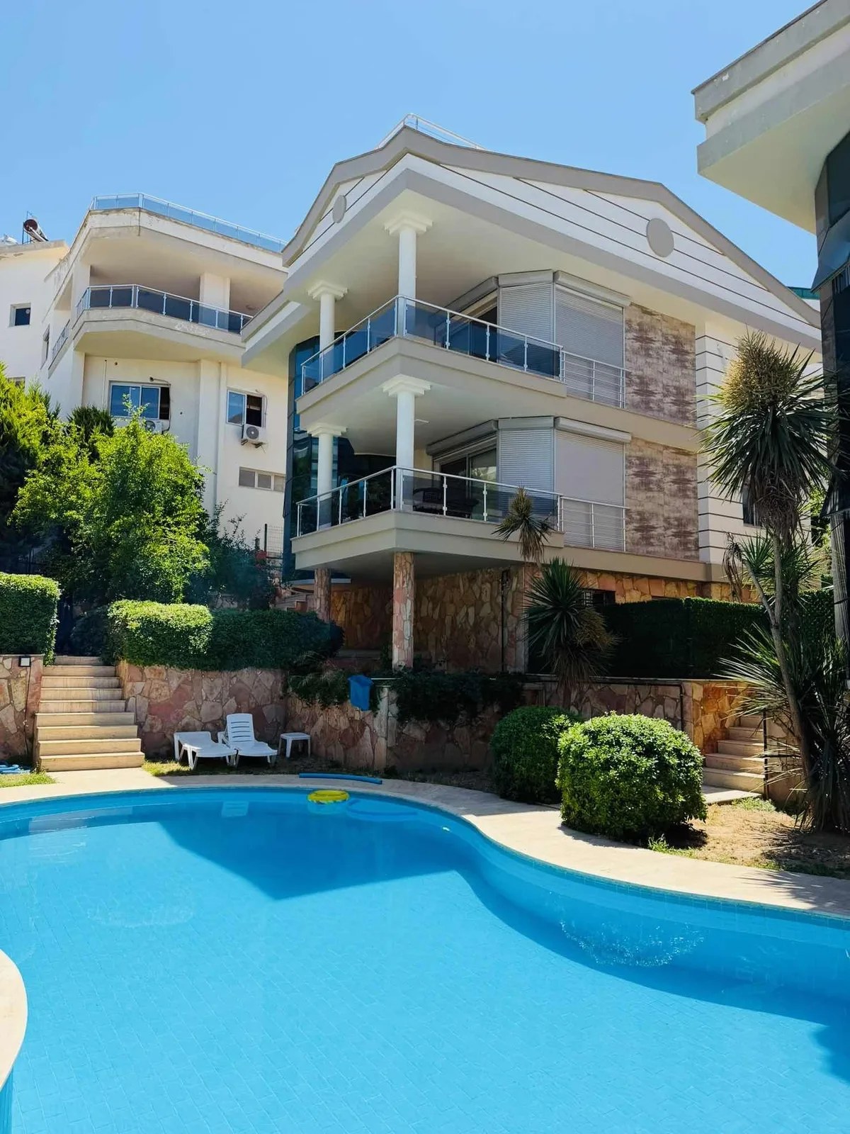 kuşadasında marinaya yakın deniz manzaralı havuzlu sitede villa