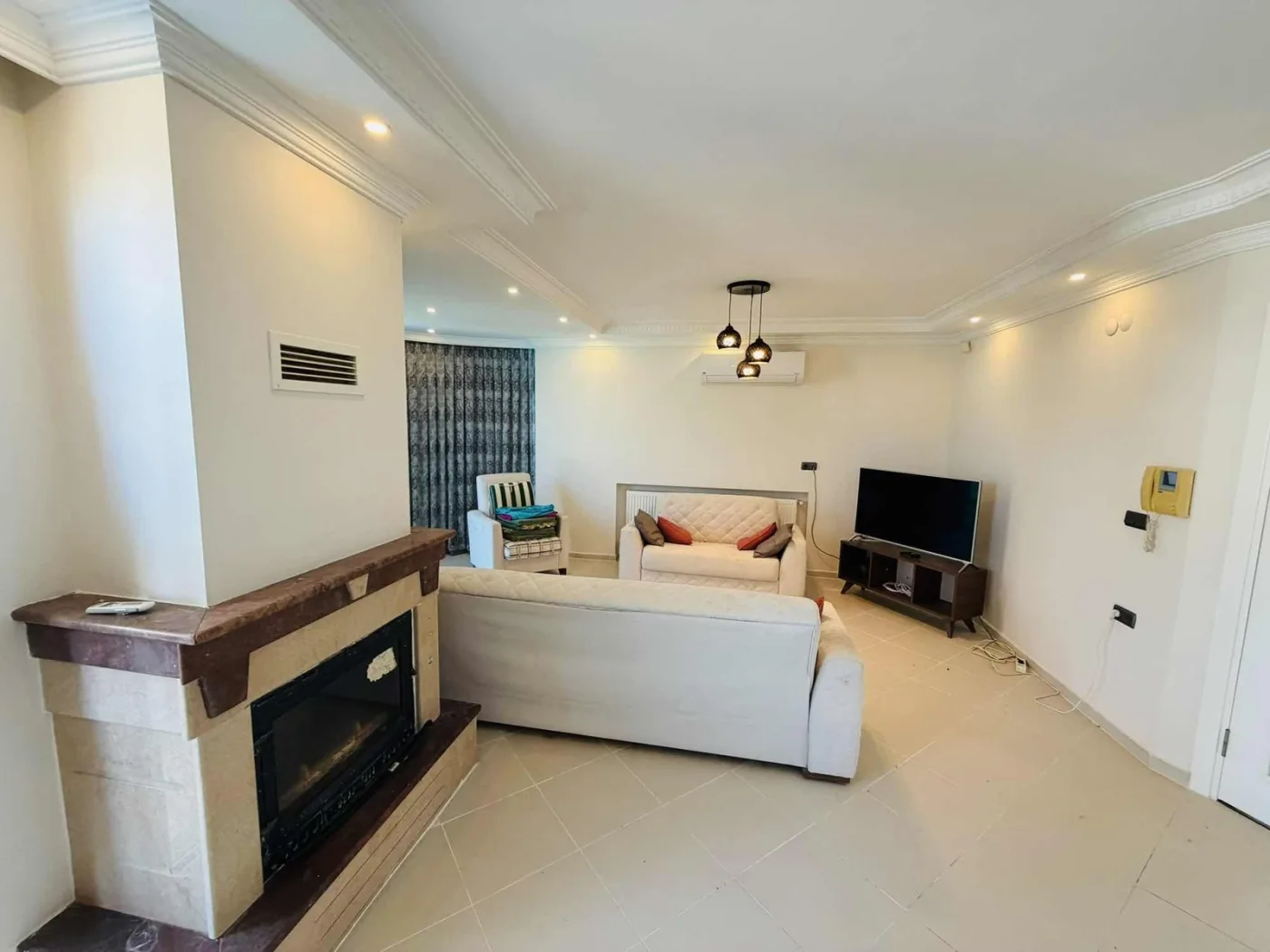 kuşadasında marinaya yakın deniz manzaralı havuzlu sitede villa