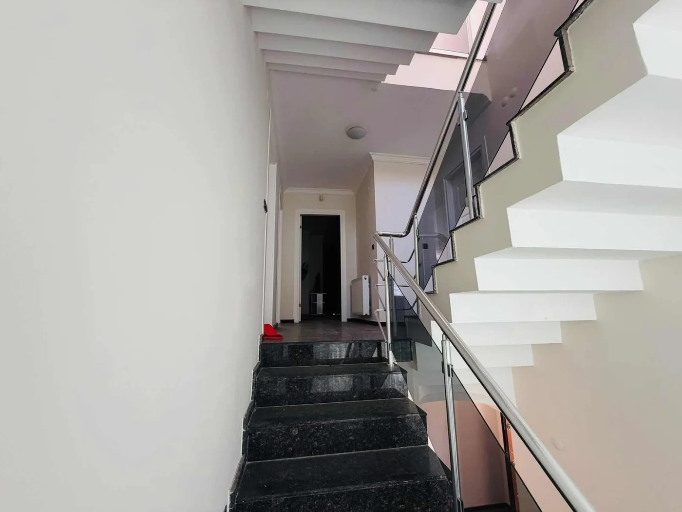kuşadasında marinaya yakın deniz manzaralı havuzlu sitede villa