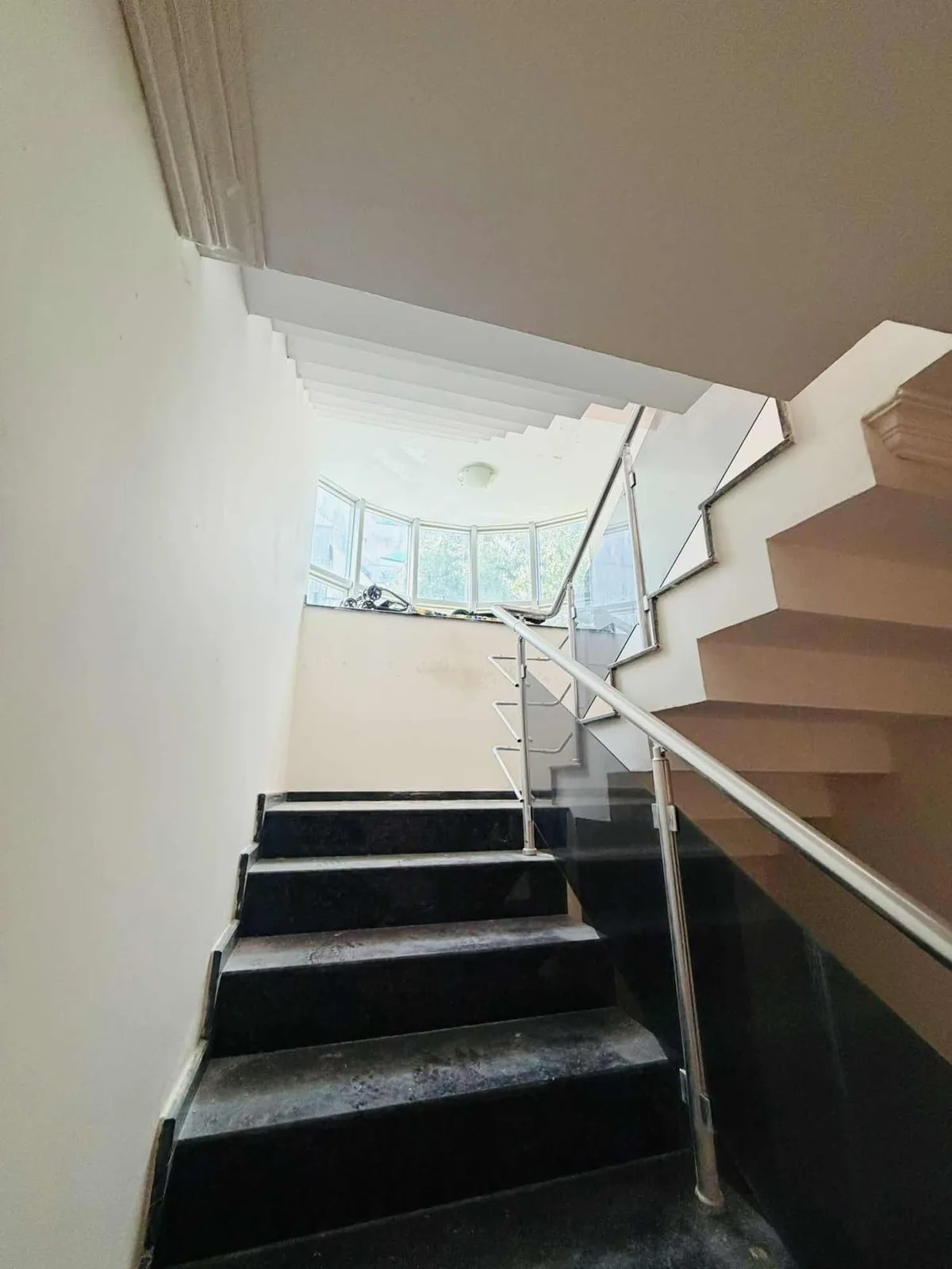 kuşadasında marinaya yakın deniz manzaralı havuzlu sitede villa