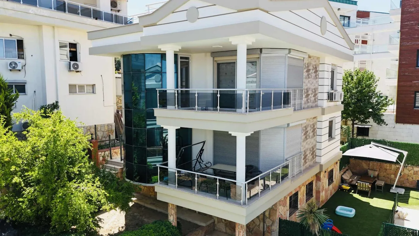 kuşadasında marinaya yakın deniz manzaralı havuzlu sitede villa