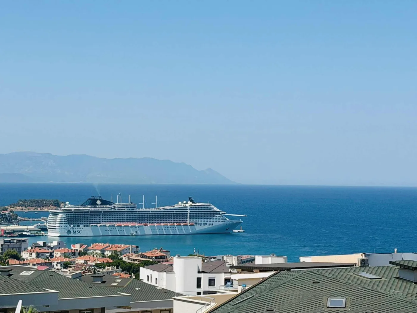 kuşadasında marinaya yakın deniz manzaralı havuzlu sitede villa
