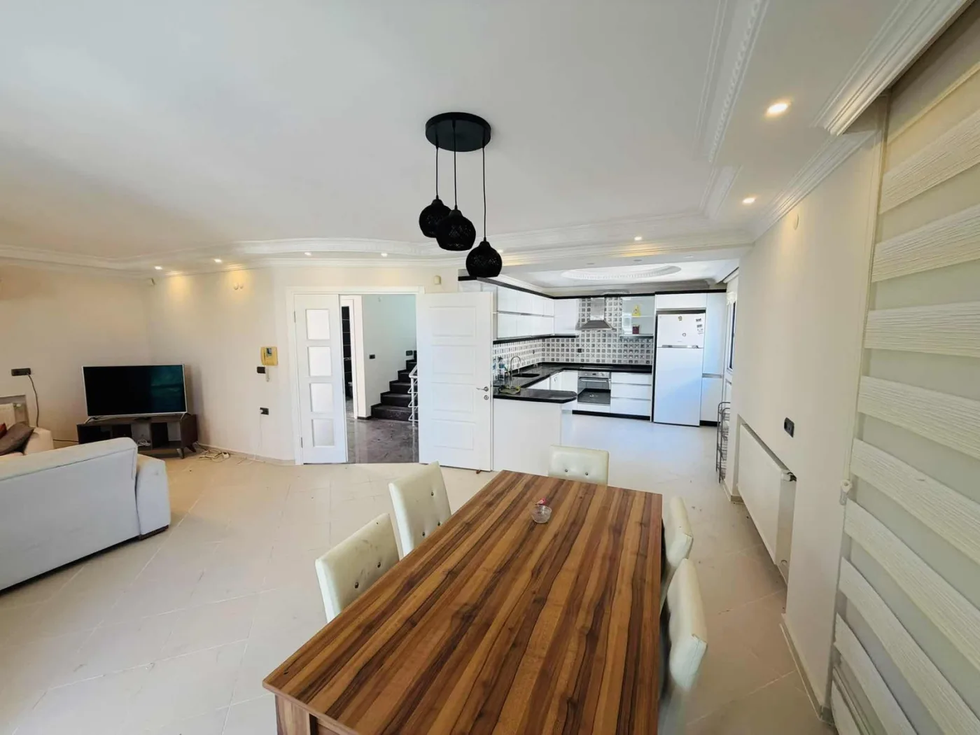 kuşadasında marinaya yakın deniz manzaralı havuzlu sitede villa