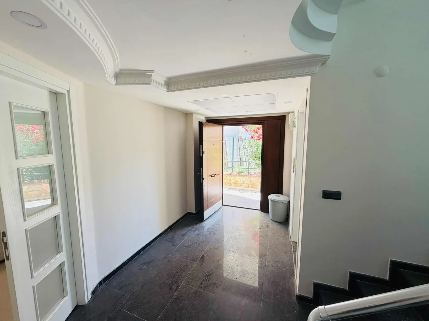 kuşadasında marinaya yakın deniz manzaralı havuzlu sitede villa