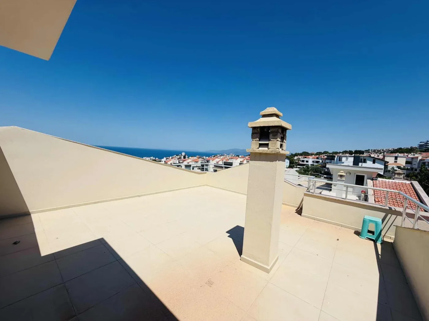 kuşadasında marinaya yakın deniz manzaralı havuzlu sitede villa