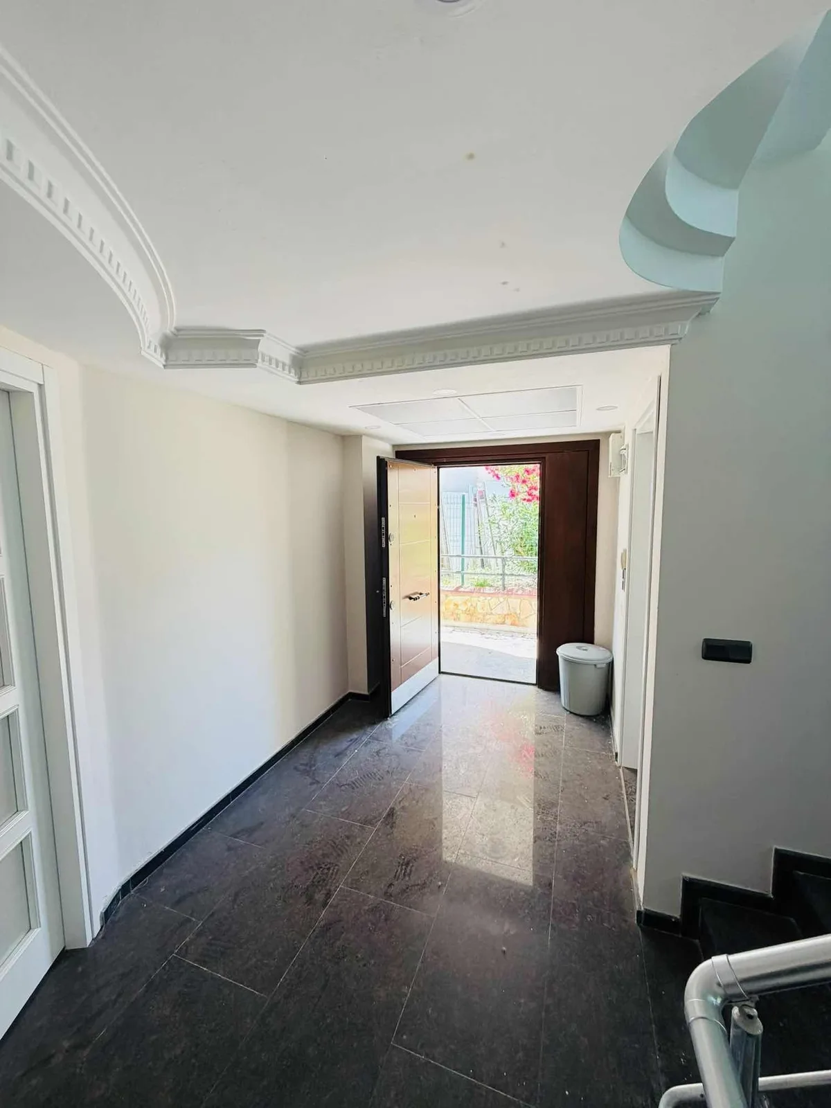 kuşadasında marinaya yakın deniz manzaralı havuzlu sitede villa
