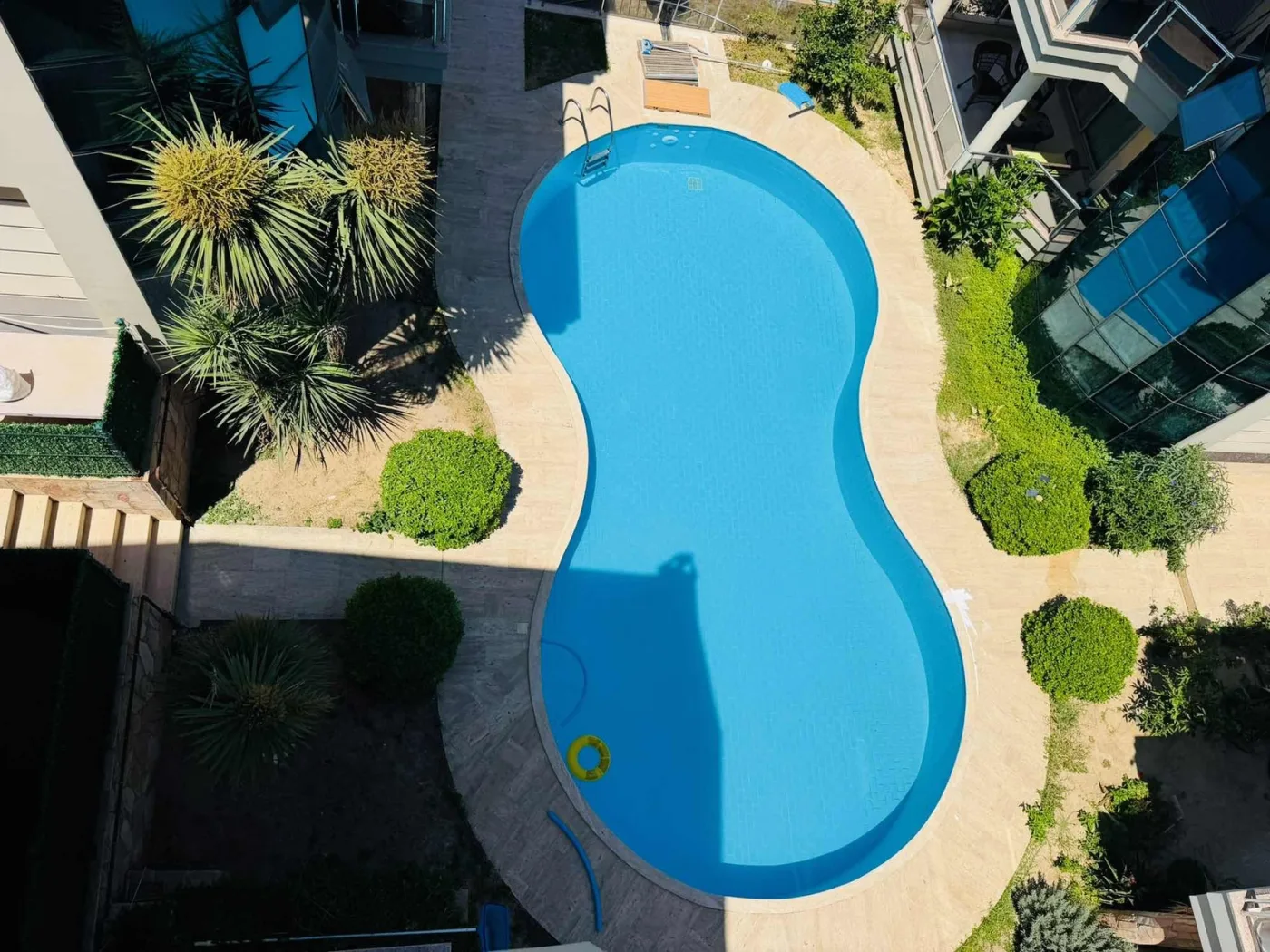 kuşadasında marinaya yakın deniz manzaralı havuzlu sitede villa