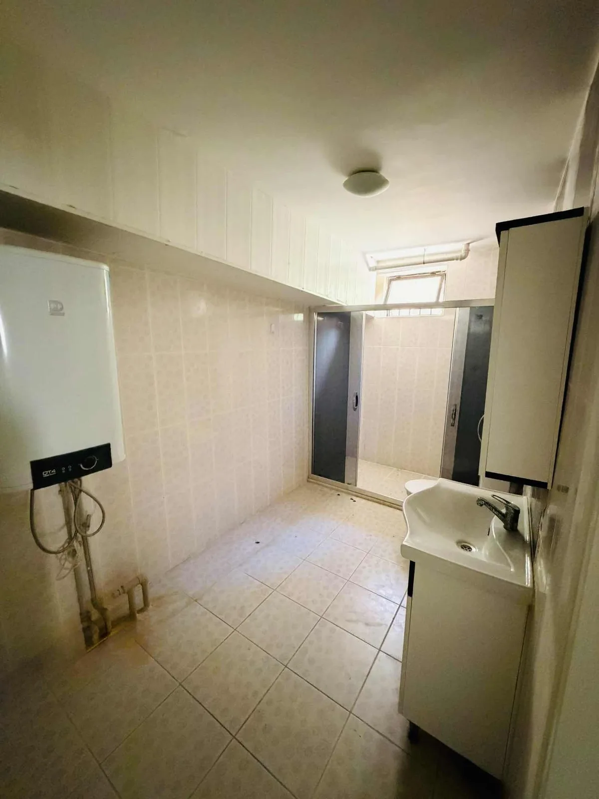 kuşadasında marinaya yakın deniz manzaralı havuzlu sitede villa