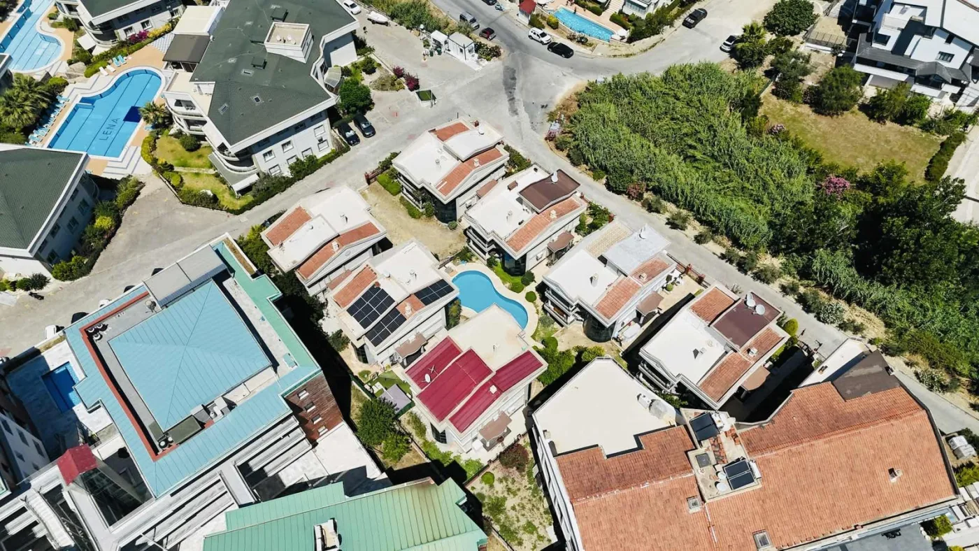kuşadasında marinaya yakın deniz manzaralı havuzlu sitede villa