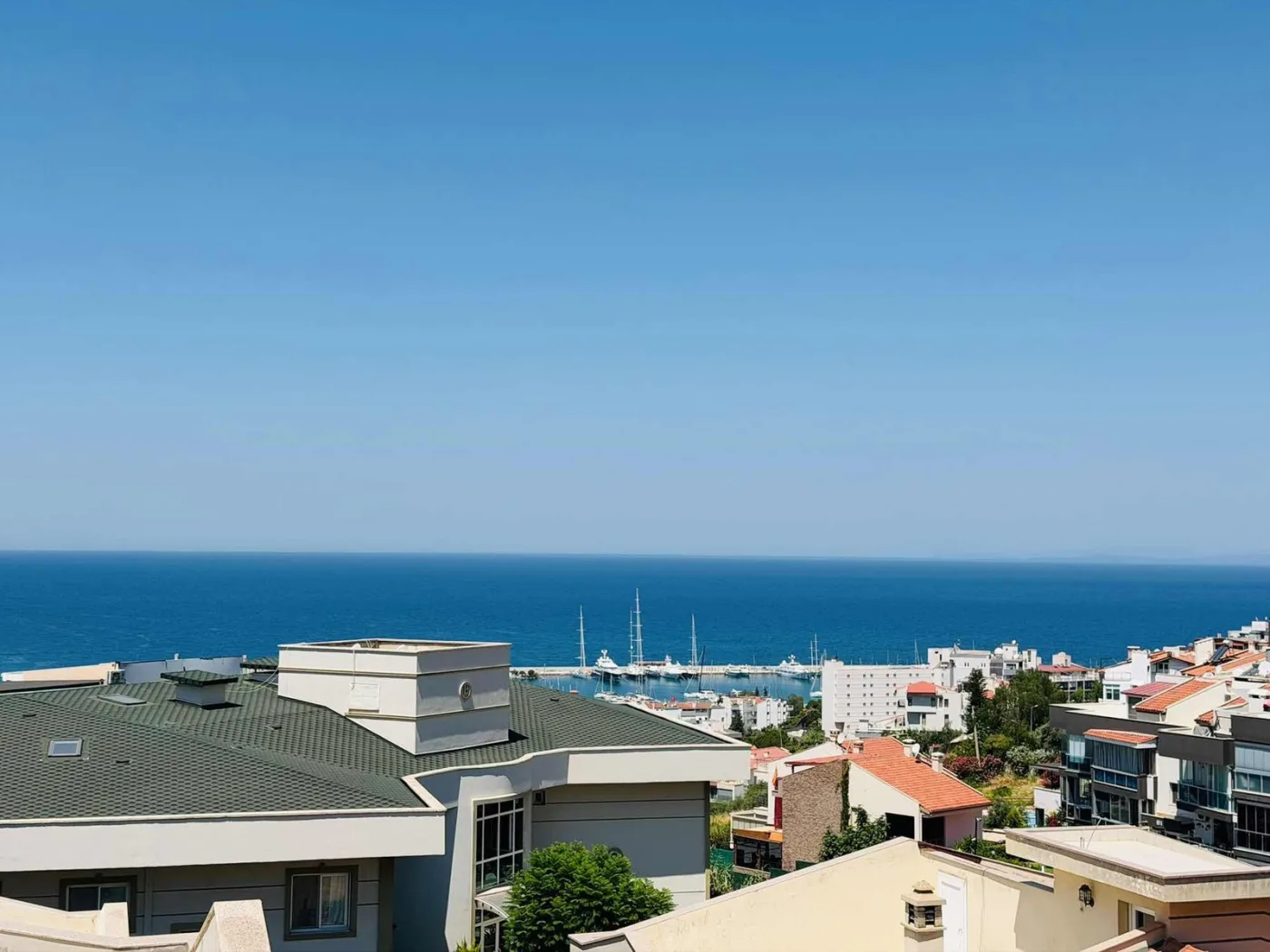 kuşadasında marinaya yakın deniz manzaralı havuzlu sitede villa