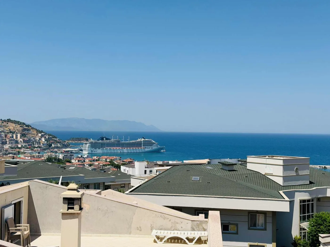 kuşadasında marinaya yakın deniz manzaralı havuzlu sitede villa