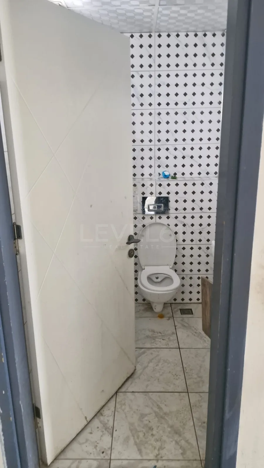 Kuşadasında Merkeze Yakın Satılık Dükkan ve Mağaza