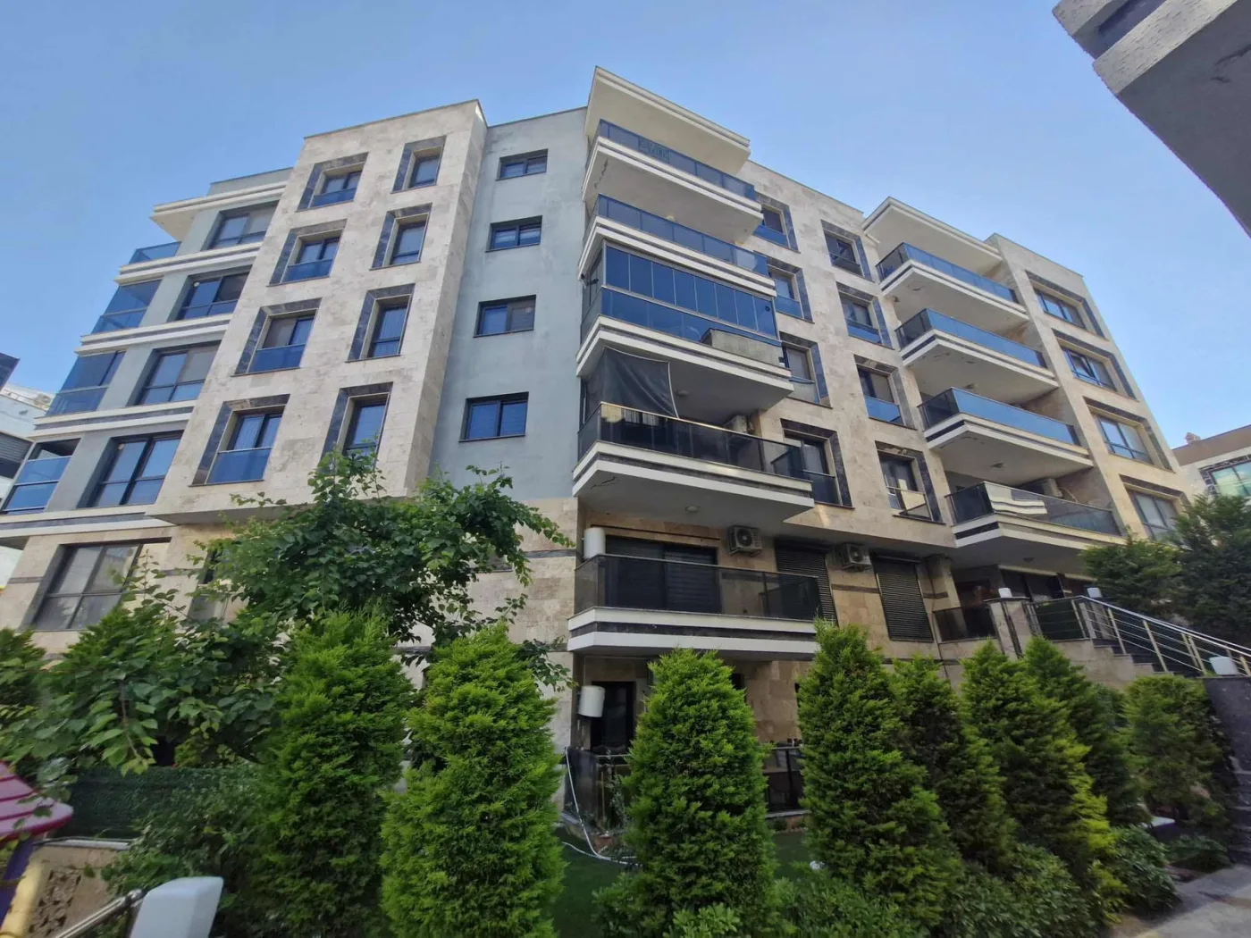 Değirmendere'de Tam Sosyal Aktiviteli sitede 3+1 Lüks Daire